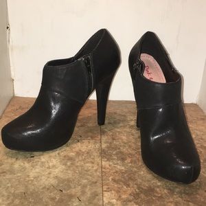 Pink & Pepper high heel booties sz 7.5